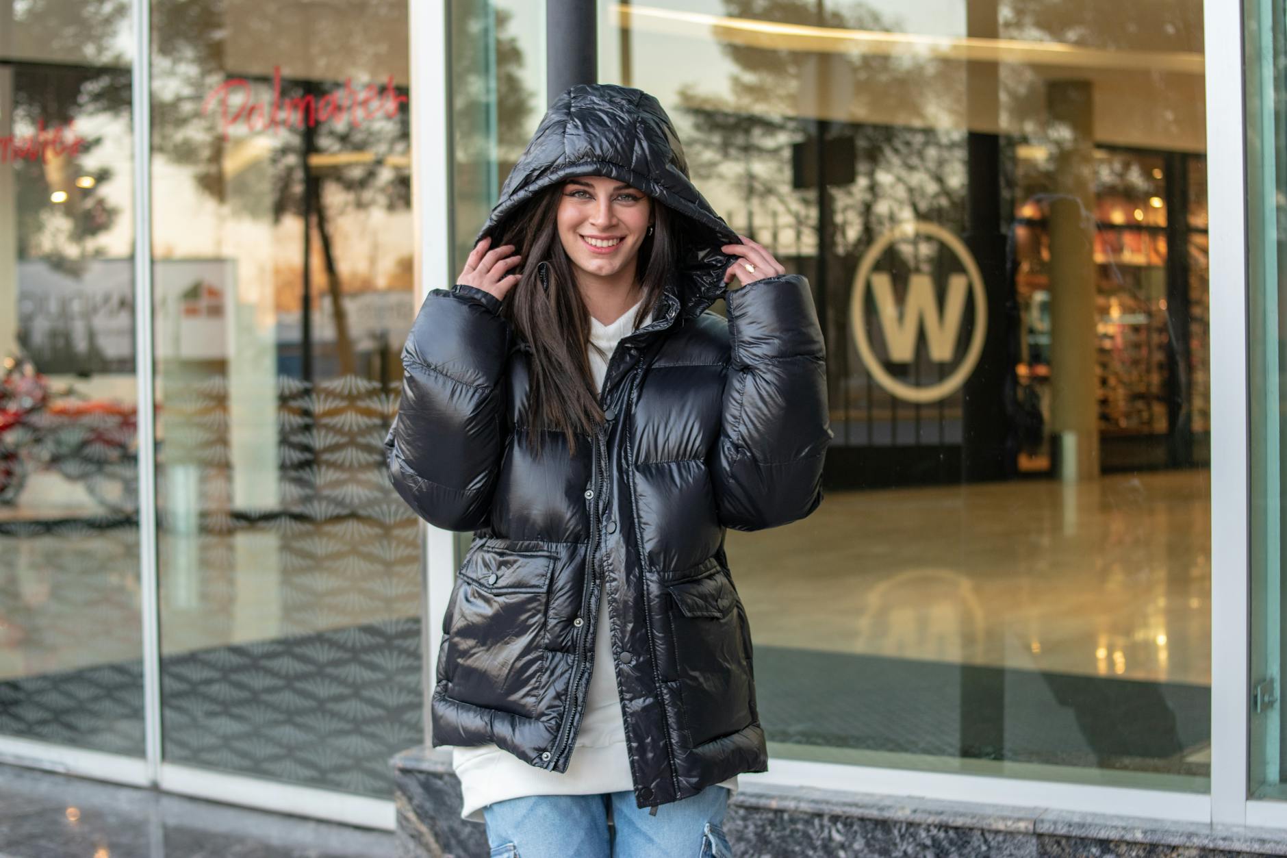 Lederjacke und Feinstrick: Wie diese Kombination im Büro funktioniert - Premium Fashion & E-commerce Schweiz