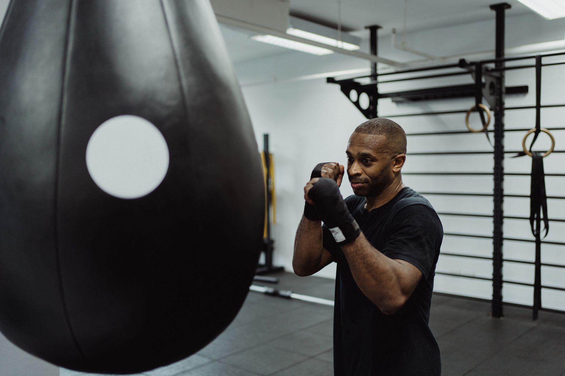 Private gym of sportschool: wat werkt het beste in de eerste twaalf weken na een