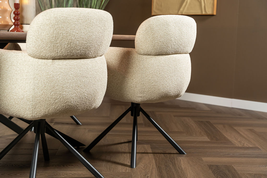Welke hippe eetkamerstoelen zijn in 2026 populair?