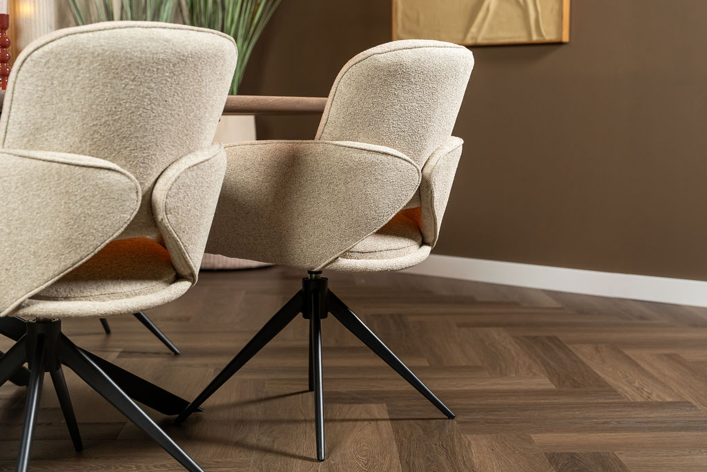Zwarte eetkamerstoelen van teddy of bouclé: warm, modern en tijdloos
