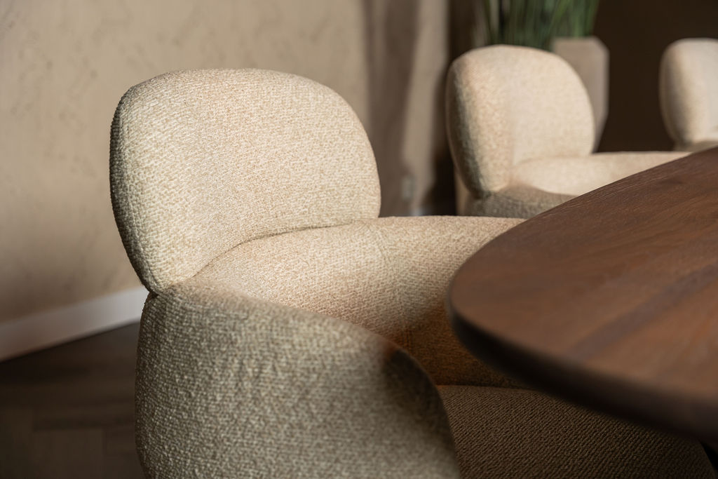 Waar staat de grijze eetkamerstoel nu in het interieur?