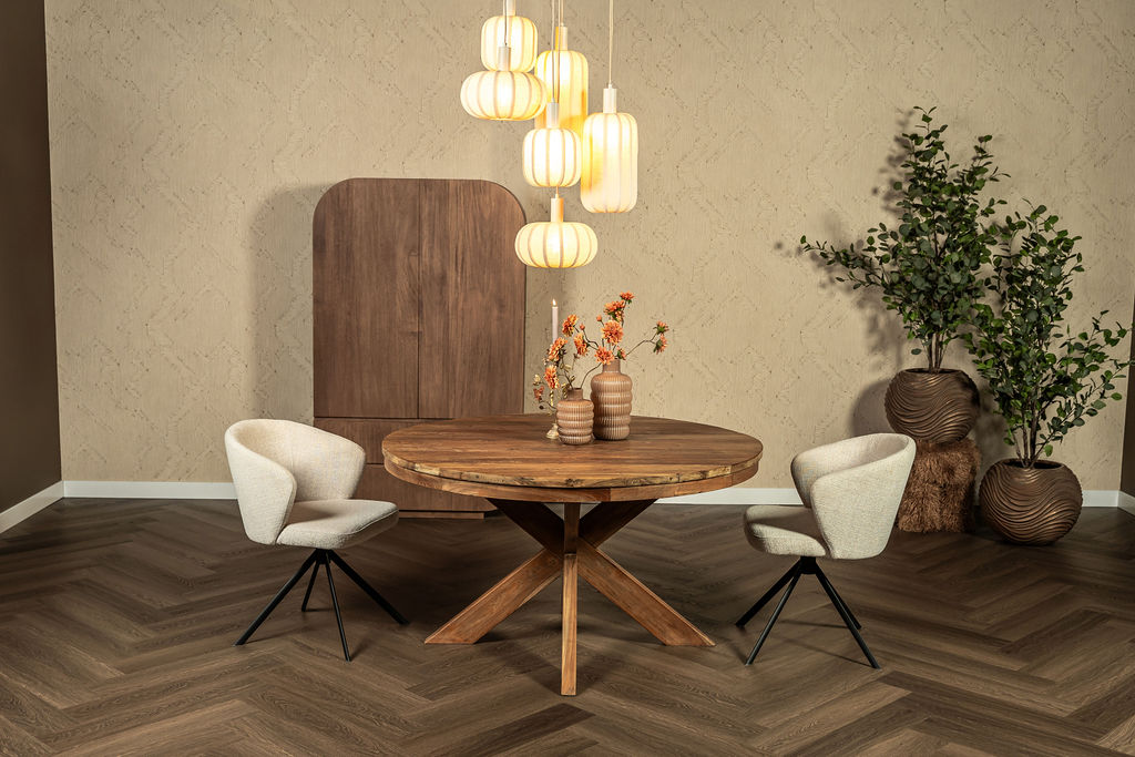 Past een hotelchique eetkamerstoel met armleuning wél onder de tafel?