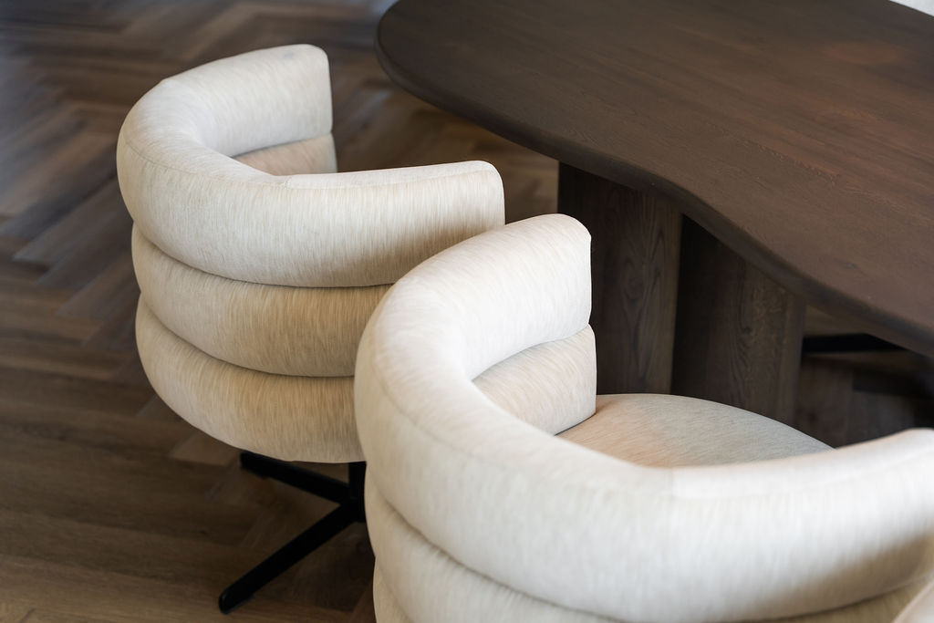 Hippe eetkamerstoelen in 2026: bouclé, velvet en leerlook