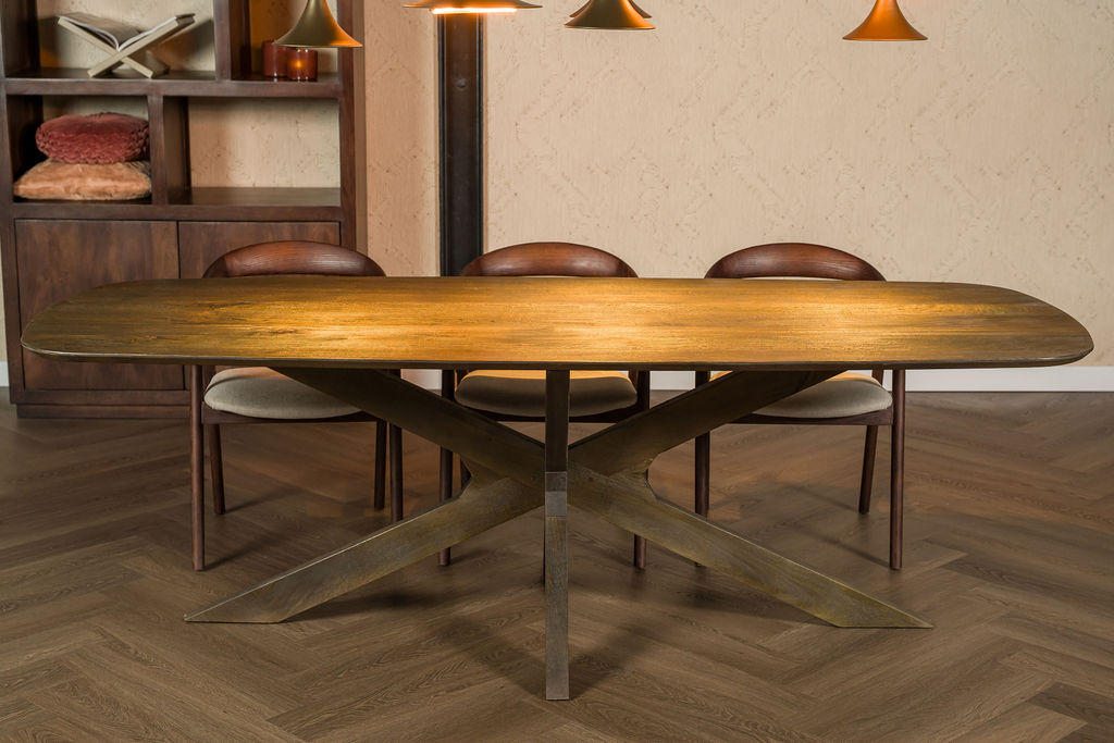 Hoe stem je een eettafel en eetkamerstoelen op elkaar af?
