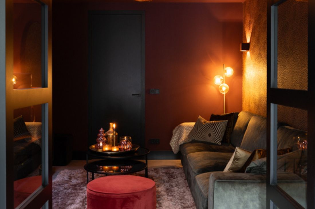 Bank en verlichting afstemmen: zo creëer je thuis een hotel-chique interieur