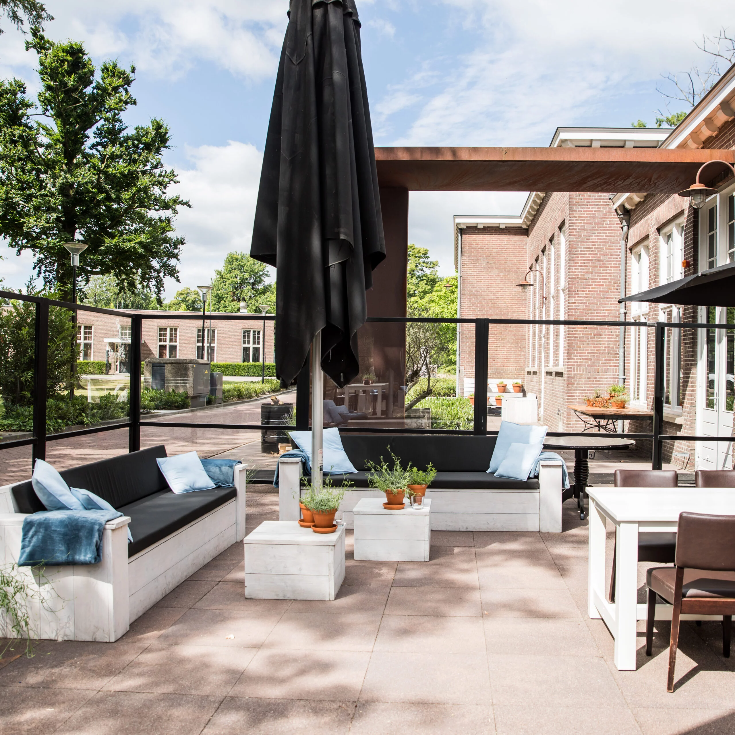 Hoe voorkom je gedoe met stroom en weer in de tuin?